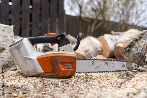 Arborist cordless top handle chainsaw