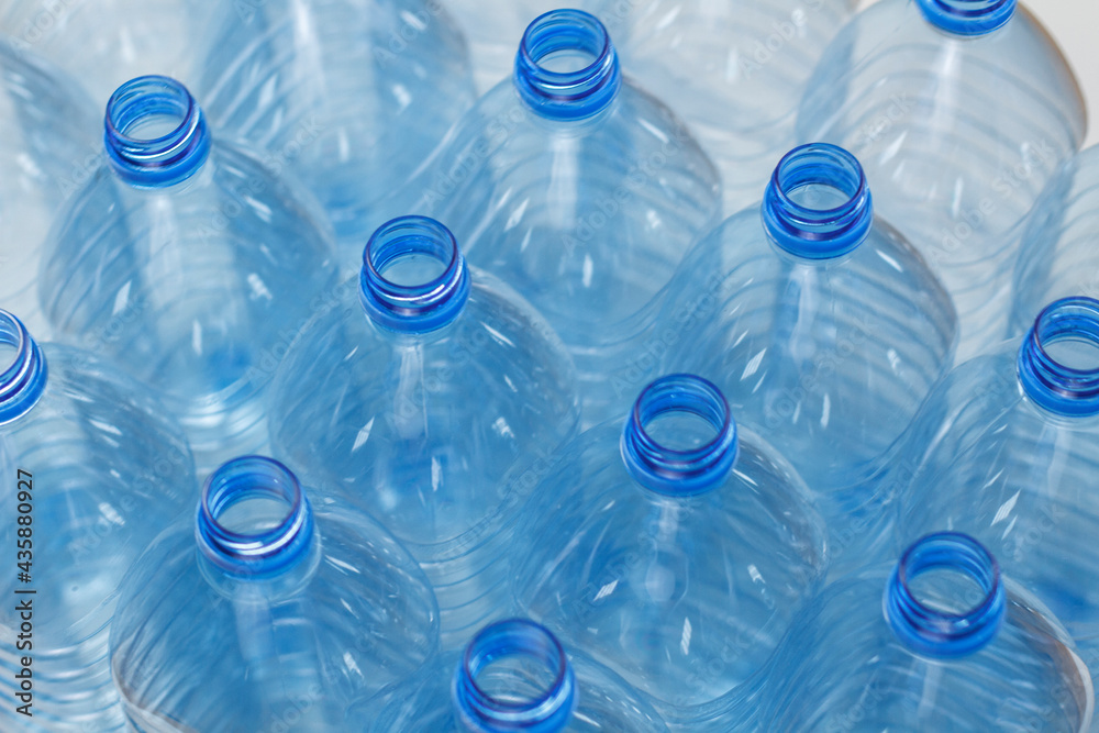 Butelki plastikowe na wodę - obrazy, fototapety, plakaty 
