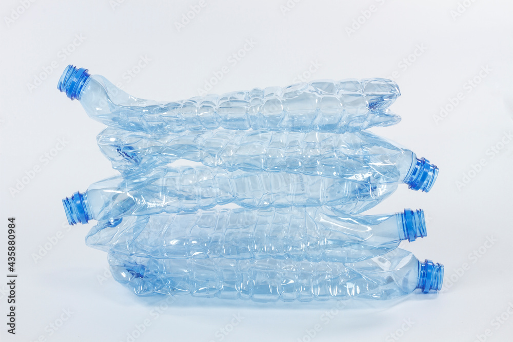 Zgniecione butelki plastikowe na wodę - obrazy, fototapety, plakaty 