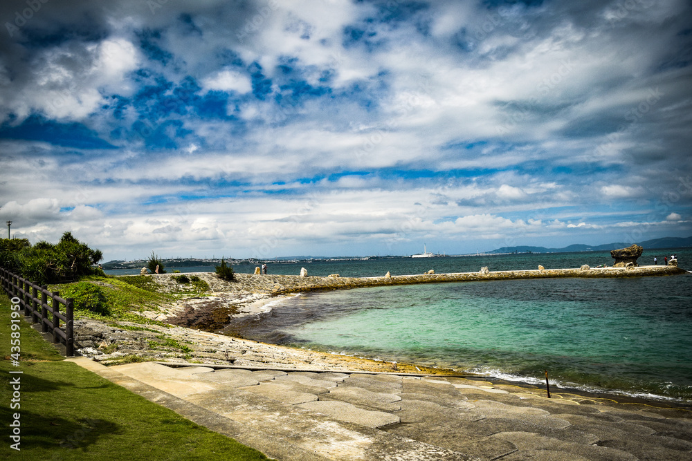 沖縄の城址と海と空を眺める