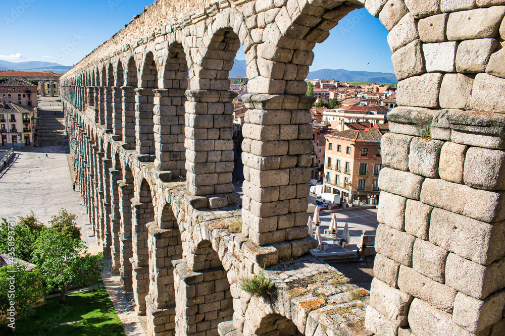 Arcos en piedra del acueducto romano de Segovia, España, con más de dos mil años de antigüedad