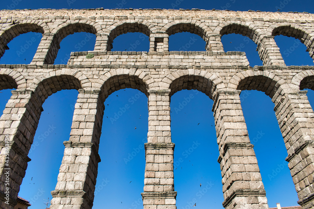 Bien conservado acueducto romano de Segovia, España, con más de dos mil años de antiguedad Bien conservado acueducto romano de Segovia, España, con más de dos mil años de antiguedad