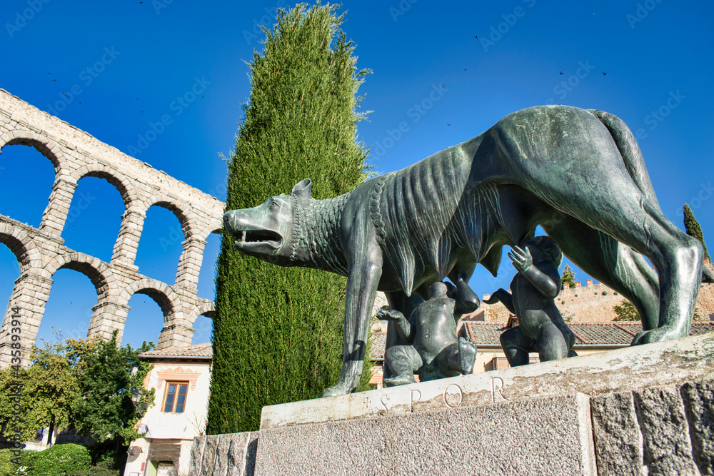 Loba capitolina o Luperca amamantando a Rómulo y Remo mirando el acueducto de Segovia, España, mitología romana