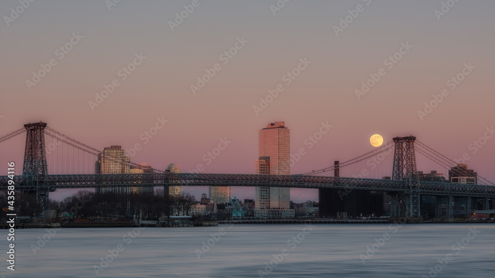 Obraz premium Williamsburg bridge with a full moonrise