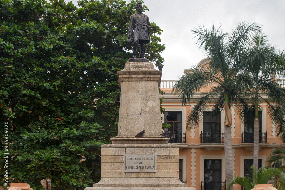 Estatua o Statue en la ciudad de Merida, estado y peninsula de Yucatan, pais de Mexico o Mejico