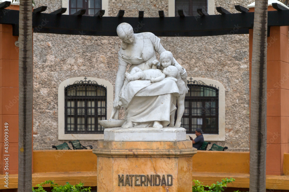 Estatua o Statue en la ciudad de Merida, estado y peninsula de Yucatan, pais de Mexico o Mejico