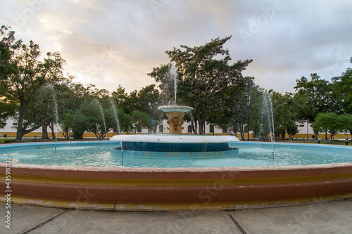 Parque con Fuente en la ciudad de Merida, estado y peninsula de Yucatan, pais de Mexico o Mejico