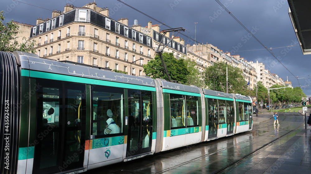 Transport urbain dans les rues de la ville de Paris, tramway RATP de la  ligne de tram T3 à la station Porte de Versailles – mai 2021 (France) Stock  Photo | Adobe Stock