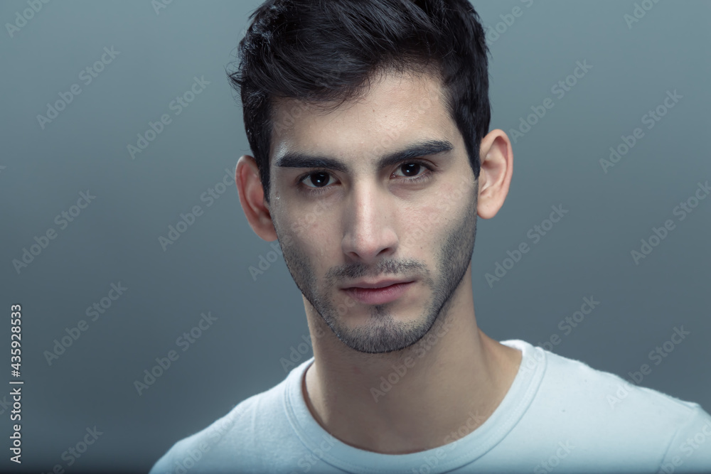 Retrato de estudio de joven con mirada desafiante Retrato de estudio de joven con mirada desafiante