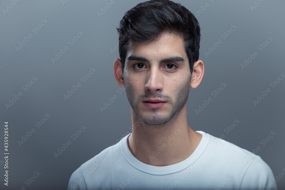 Retrato de estudio de joven con mirada desafiante Retrato de estudio de joven con mirada desafiante