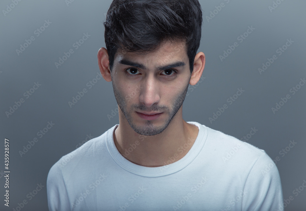 Retrato de estudio de joven con mirada desafiante Retrato de estudio de joven con mirada desafiante
