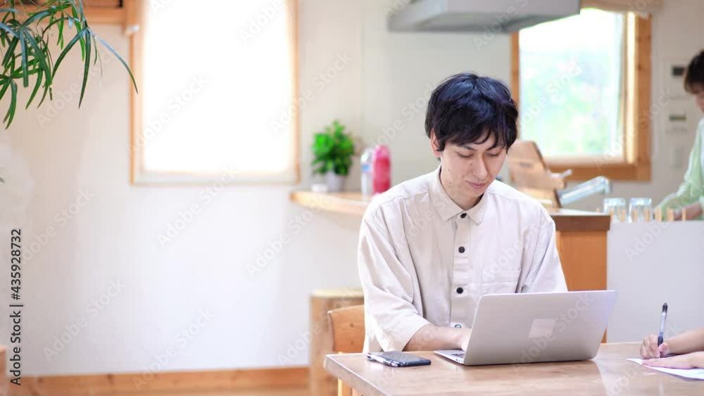 在宅勤務をするお父さんと家族 在宅勤務をするお父さんと家族