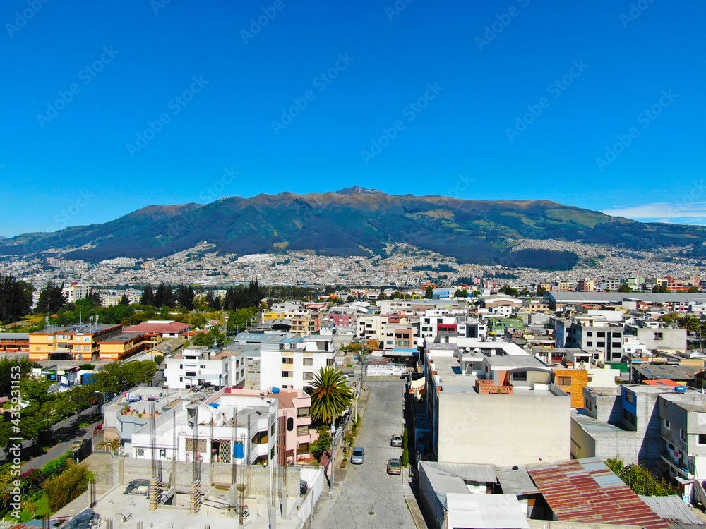 Quito la capital del Ecuador vista desde un dron

