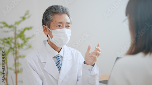 マスクをかけた高齢の男性医師イメージ 笑顔