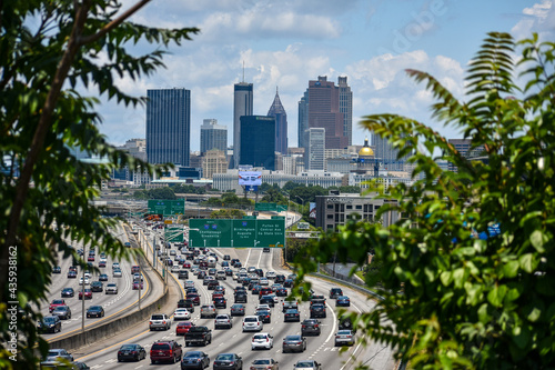 Cuadro en lienzo Downtown Atlanta Skyline & Highway Traffic visible beyond trees