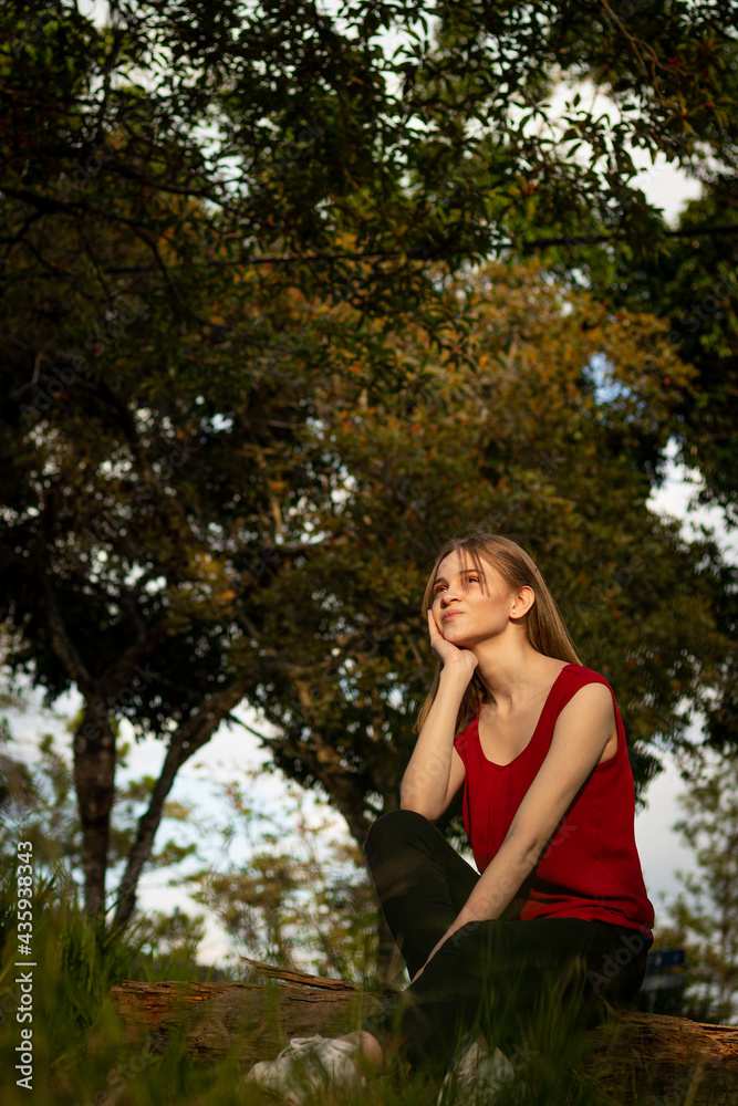 Joven Mujer posando en medio del bosque por la tarde