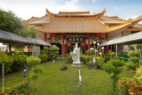 Quadro su tela Statuary decorates a lush garden in front of the tile-roofed Toh Tze (Poh Toh Ts