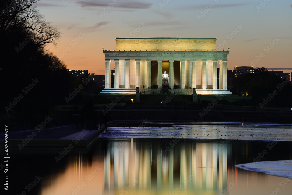 Obraz premium Lincoln Memorial in a winter night - Washington D.C. United States of America