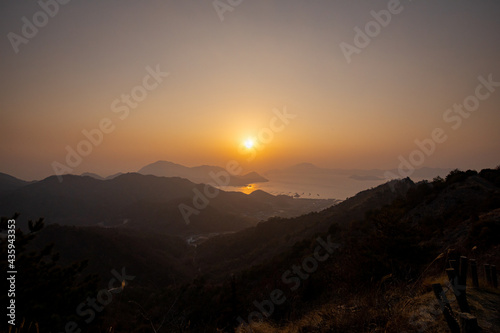 瀬戸内海　鷲ヶ頭山からの夕日（愛媛県今治市大三島） © Yoshinori Okada