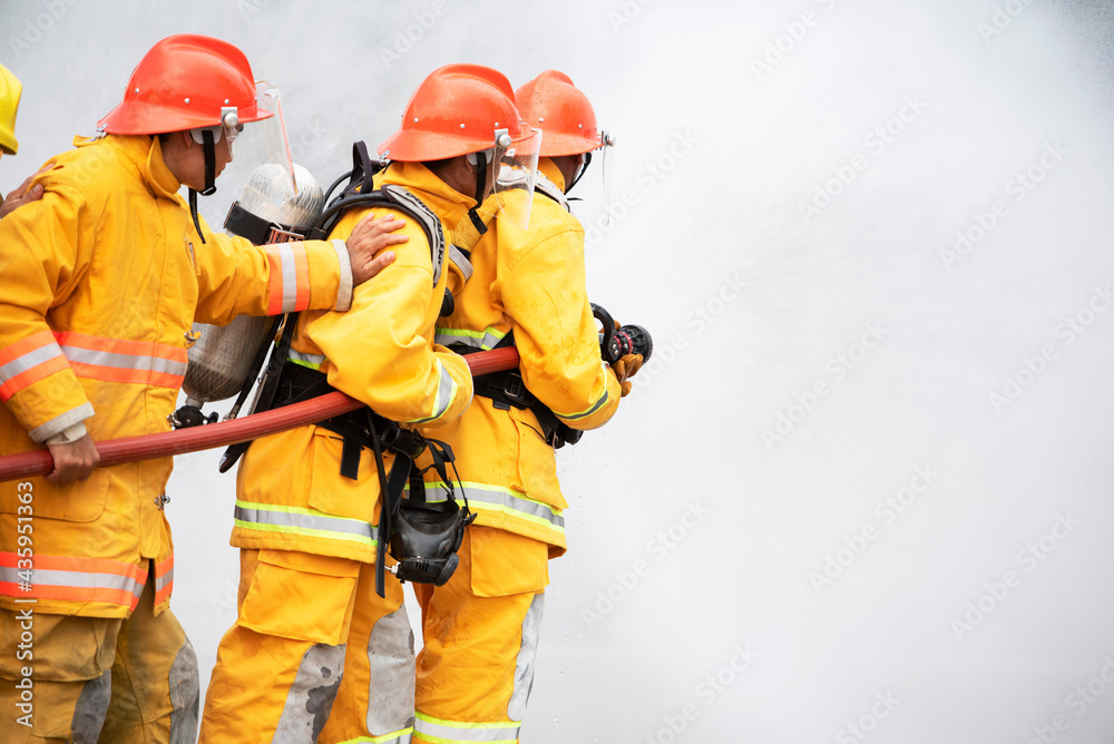 Firefighters train firefighters to use water and fire extinguishers to fight flames in emergency situations.Under dangerous situations, all firefighters wear a firefighter's clothing for safety. Firefighters train firefighters to use water and fire extinguishers to fight flames in emergency situations.Under dangerous situations, all firefighters wear a firefighter's clothing for safety.
