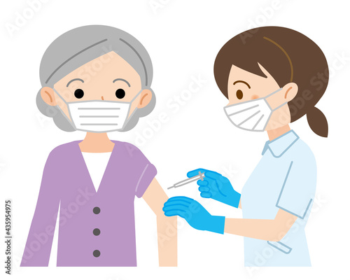看護師からワクチン接種を受ける高齢女性のイラスト/白背景