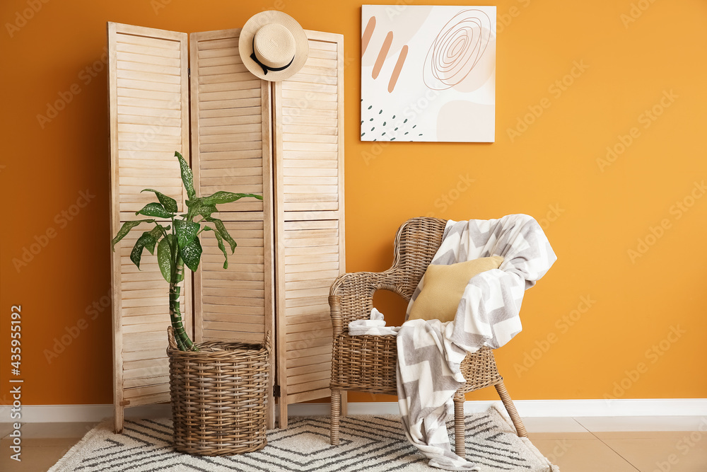 Cercles muraux Paravent et fauteuil en bois près du mur de couleur -  Nikkel-Art.fr