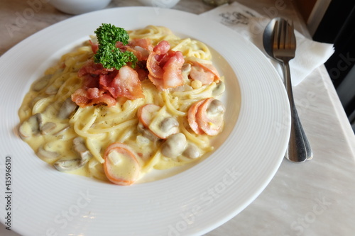 spaghetti carbonara  with bacon (3)