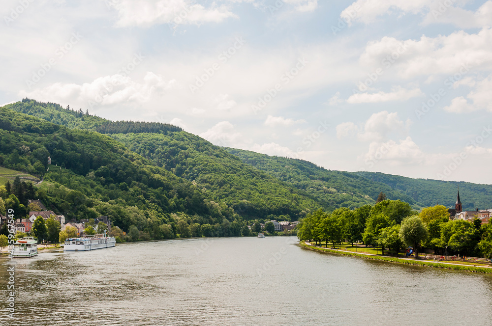 Bernkastel, Burgruine, Landshut, Altstadt, Altstadthäuser, Weinberge, Mosel, Moselufer, Fluss, Schifffahrt, Frühling, Rheinland-Pfalz, Deutschland