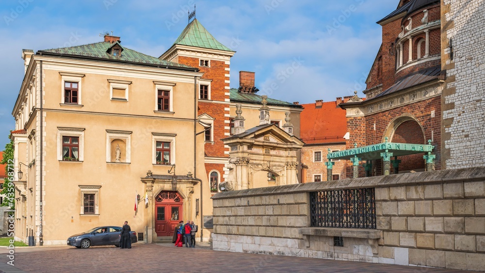 Fototapeta premium Widok na Wawel od strony katedry i wież o poranku na wiosnę