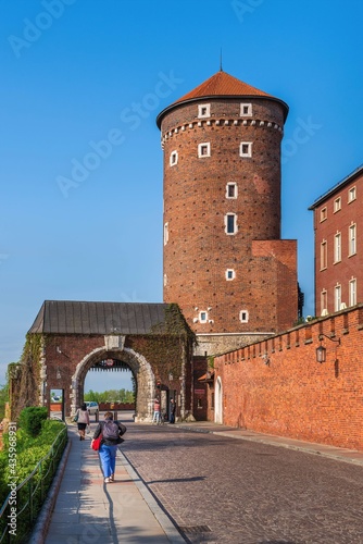 Brama wjazdowa na zamek na Wawelu o poranku
