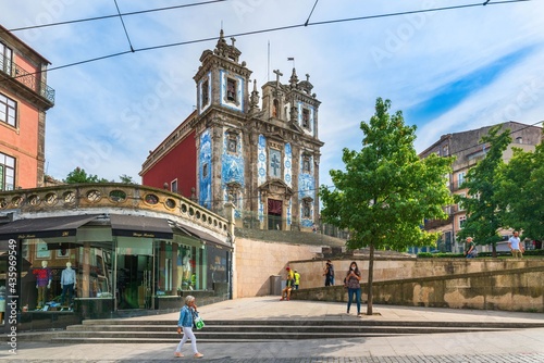 Kościół w Porto z elewacją z błękitnej mozaiki na wzgórzu