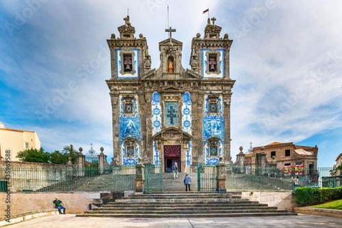 Kościół w Porto z elewacją z błękitnej mozaiki na wzgórzu