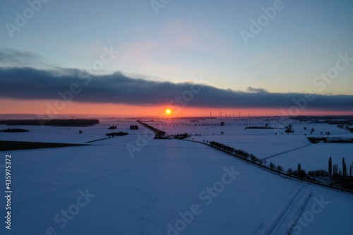 Drohnenaufnahme: Sonnenuntergang im Schnee