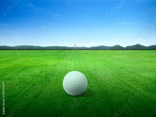 Canvas Print Golf ball on green grass field and on green fairway with beautiful blue sky