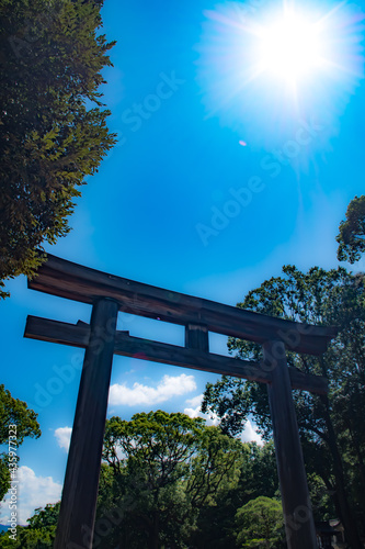 青空と太陽と鳥居