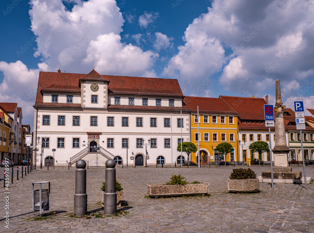 Rathaus mit Markt in Hoyerswerda in Sachsen