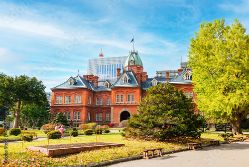 Obraz na płótnie 秋の北海道 札幌 北海道庁赤れんが庁舎 w salonie