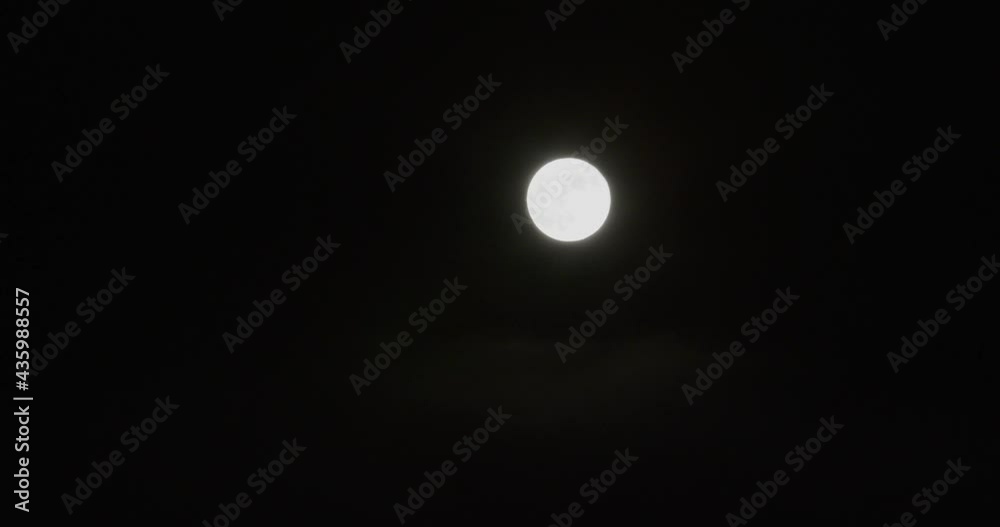 Super Luna di notte con nuvole time lapse Super Luna di notte con nuvole time lapse