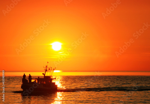 Sonnenuntergang mit Fischerboot © paul michalzik