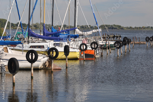 Der Olgahafen am Dümmer See: kleine Segelboote liegen am Anleger.  photo