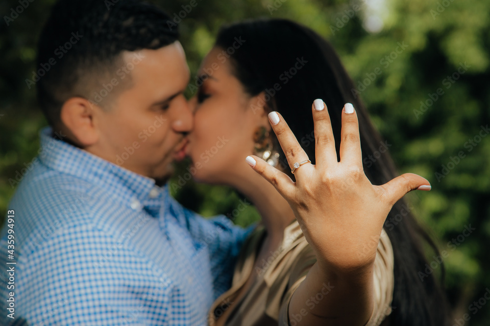 pareja de latinos besándose mostrando anillo de compromiso en primer plano  foto de Stock | Adobe Stock