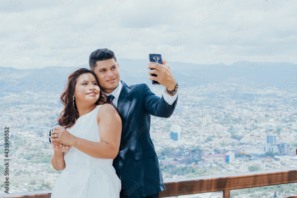 joven pareja de latinos en sesión romántica teléfono 