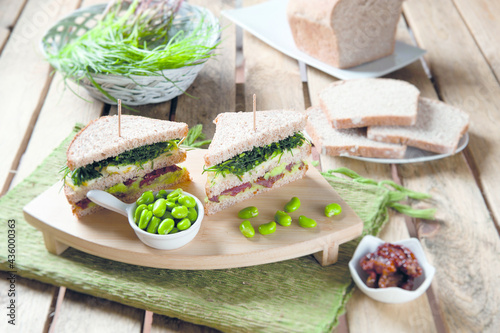 Club sandwich with agretti and broad bean pate (ph. Archivio Collection)