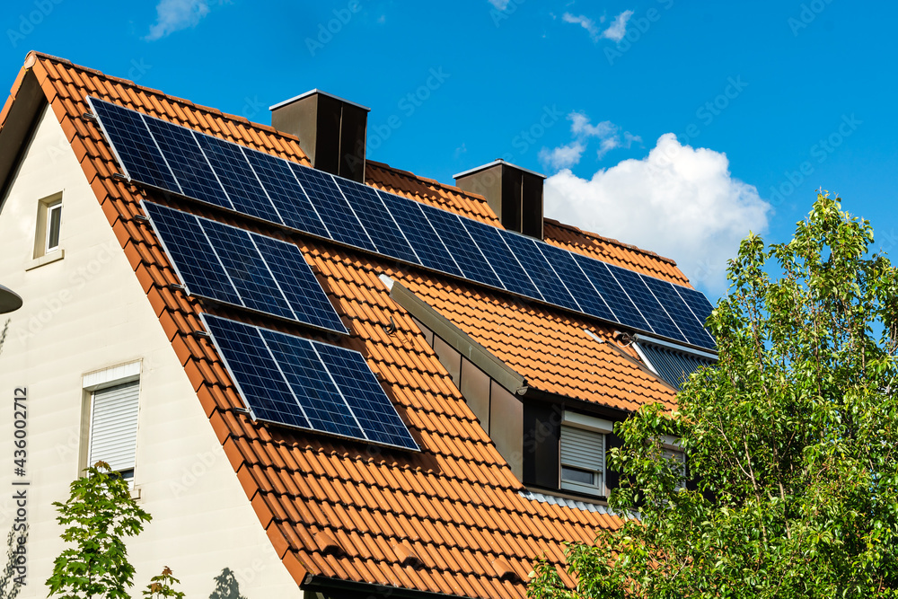 Fototapeta premium Hausdach mit Solaranlege