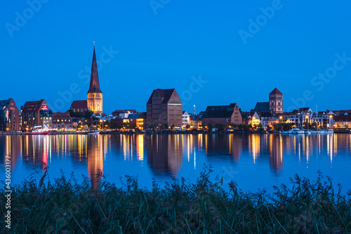 Blick über die Warnow auf die Hansestadt Rostock zur blauen Stunde