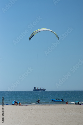 Kitesurf en la playa del Gurugú, Grao de Castellón (España)