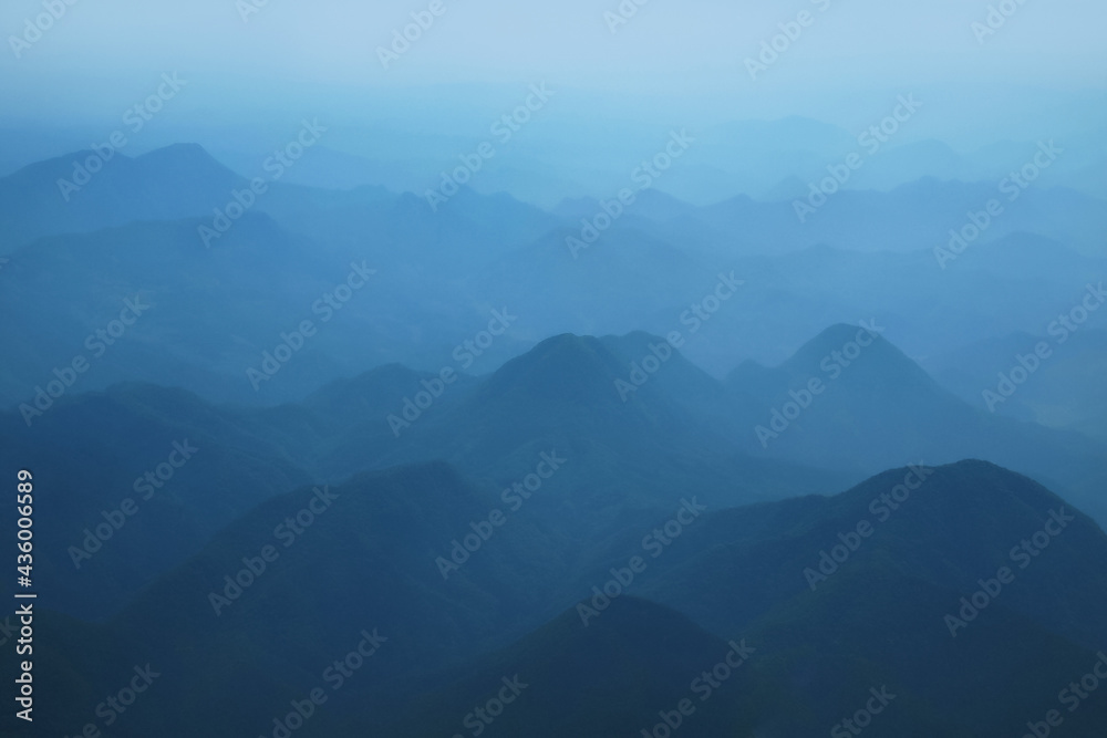 霧で霞んだ水墨画の様な山の風景