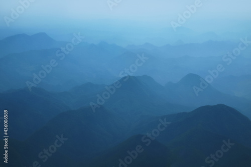 Fototapeta Naklejka Na Ścianę i Meble -  霧で霞んだ水墨画の様な山の風景