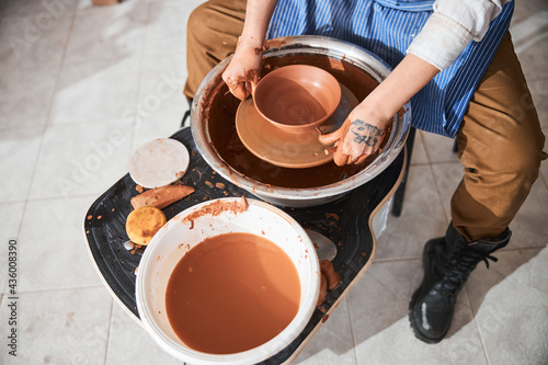 Fényképezés Close up of master shaping clay bowl