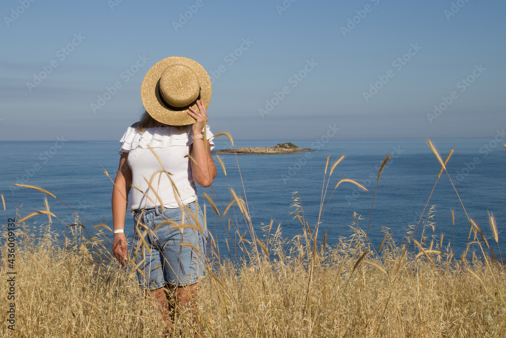 woman closed her hat at sea